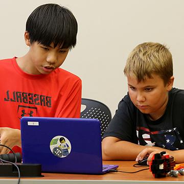 Two boys enjoy a summer enrichment program at 赌钱app可以微信提现.